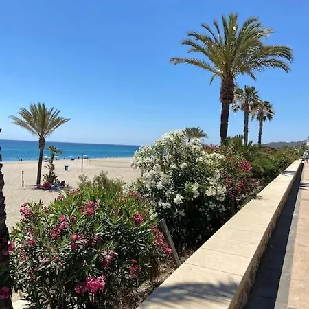2 Bed Beachfront In דירה *